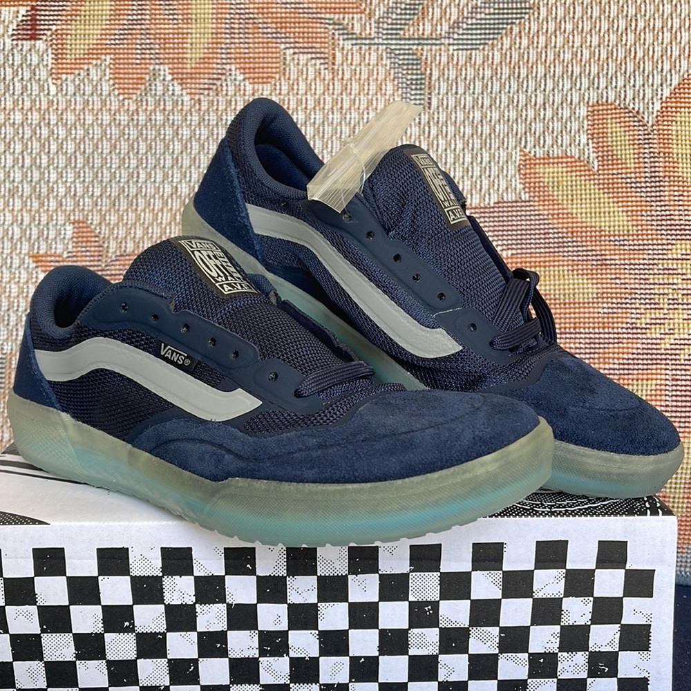 Vans WMNS Ave
Dress Blues/Drizzle
VNOA5JIBWKN
Sneakers - athletic shoes - Picture 6 of 16